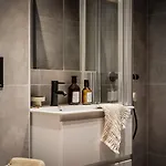 Exclusive 2br In Renovated *